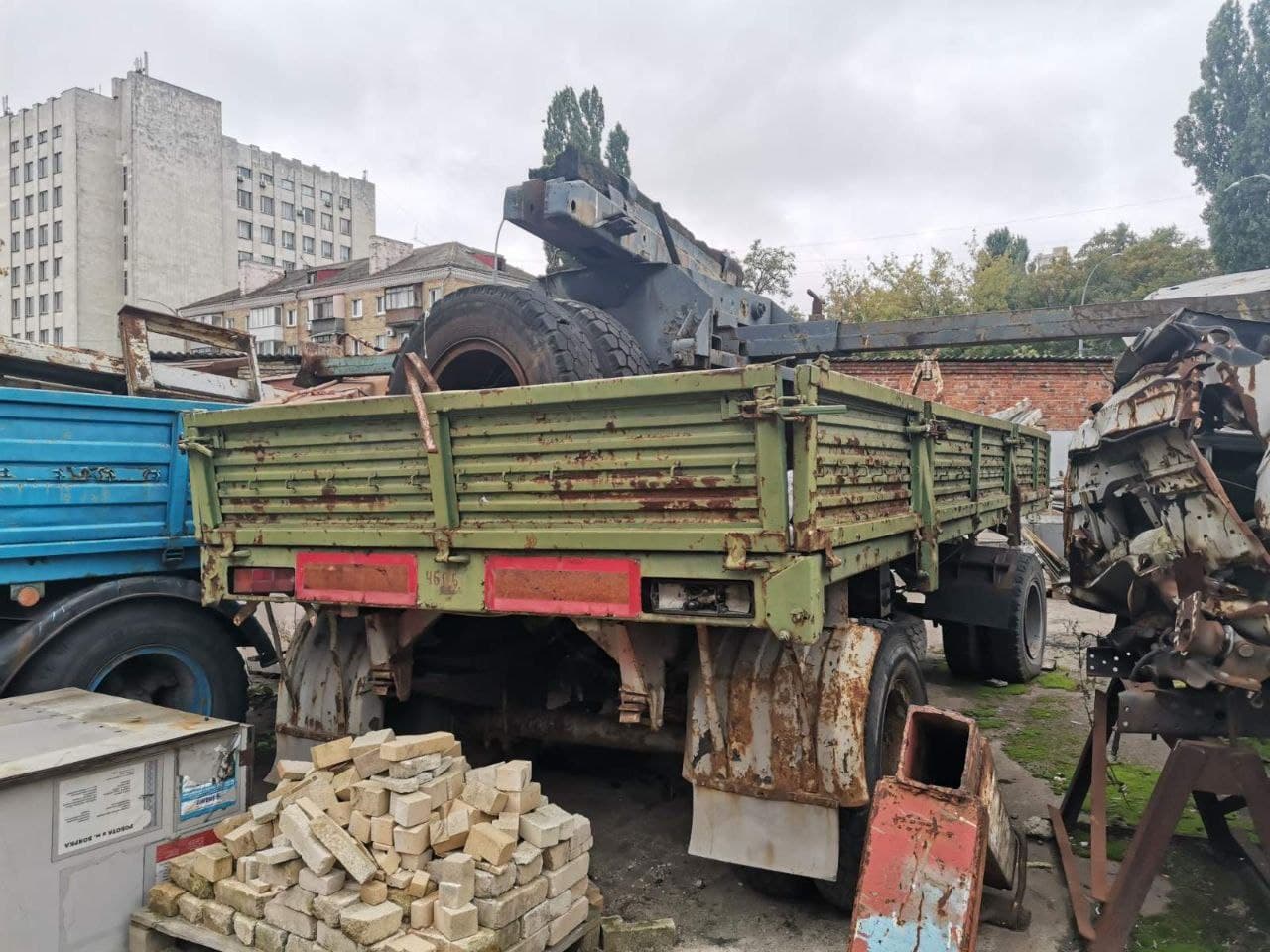 Прицеп стоит без дела, значит время утилизации